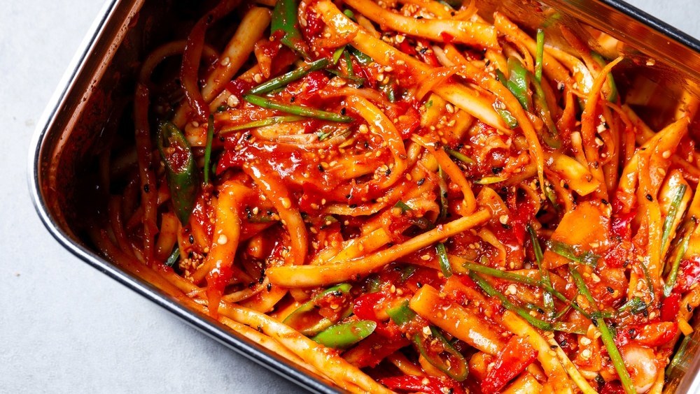 도라지 손질할 때 ‘이 것’ 반 숟가락 넣어보세요… 쓴맛 제거는 기본, 식감까지 놀라워요