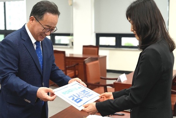 부산시선관위에 예비후보등록하는 김석준후보.