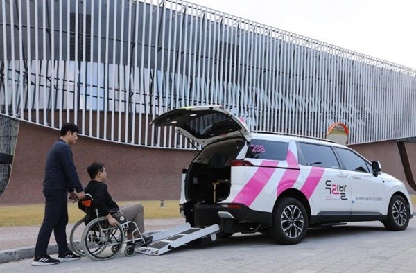 부산시설공단이 장애인의 날을 맞아 시행한 ‘두리발 무료 운행’이 하루 이용객 1500명을 넘기며 교통약자 이동권의 현실을 그대로 보여줬다. / 사진제공=부산시설공단