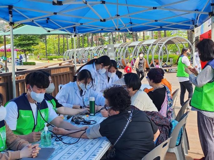 부산시설공단이 도심 공원에서 시민 누구나 참여할 수 있는 무료 건강상담 프로그램을 운영한다. / 사진제공=부산시설공단