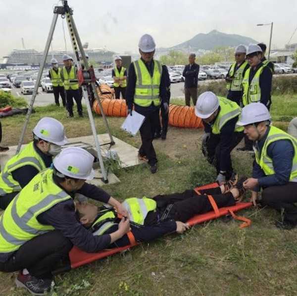 밀폐된 작업 공간에서 발생하는 질식 사고는 한 번 발생하면 인명 피해로 직결될 가능성이 크다. 이런 고위험 상황에 대비해 부산항 현장에서 실제 사고를 가정한 대응 훈련이 진행됐다.   / 사진제공=부산항만공사
