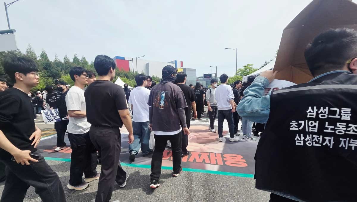 23일 경기 평택시 고덕동 삼성전자 평택캠퍼스에서 열린 삼성전자 노동조합 공동투쟁본부 '4·23 투쟁 결의대회'에서 낙서하고 찢겨진 이재용 삼성전자 회장, 전영현 삼성전자 대표이사 부회장, 노태문 삼성전자 사장의 사진.  / 뉴스1