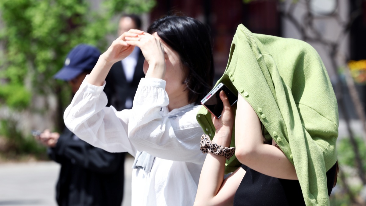오늘 낮엔 초여름처럼 덥다…이번 주말 밖에 나가기 전 봐야 할 '날씨 소식'