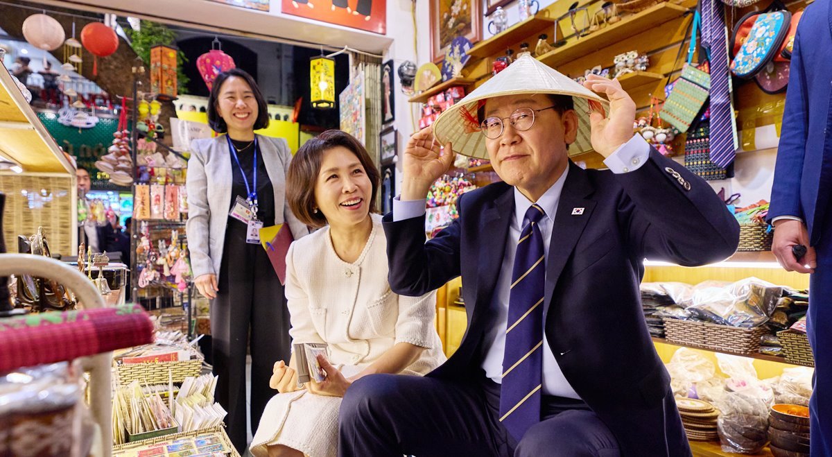 이재명 대통령, 하노이 식당서 쌀국수 식사…현지 주민들 만나 “신짜오”