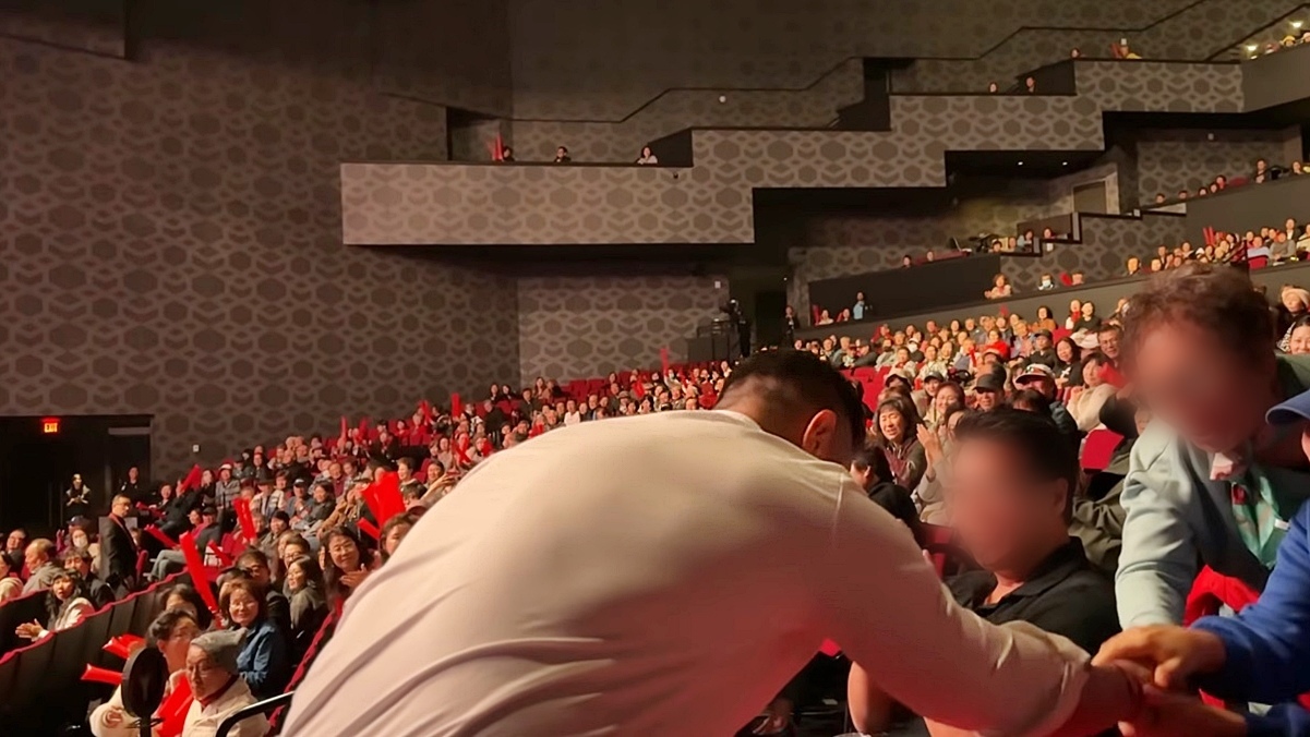 “한국 아직도 못 가냐” 미국 콘서트서 포착된 유명인, 끝내 눈물 쏟았다