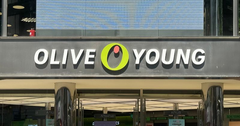 “왜 다들 이걸 사는 거야?”…외국인들이 한국에서 꼭 사가는 올리브영 제품 3가지