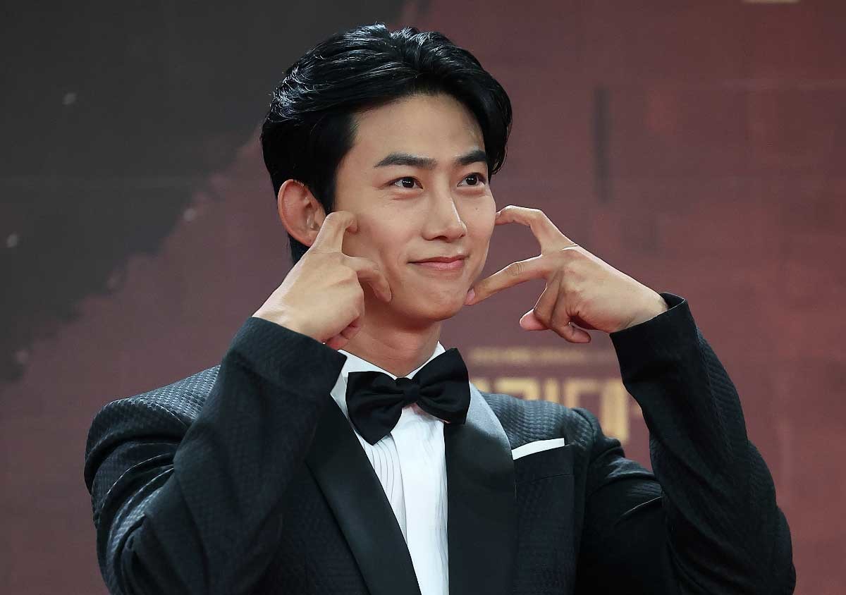 택연, 깜찍한 볼하트. 배우 옥택연이 지난해 서울 영등포구 KBS 신관에서 진행된 ‘2025 KBS 연기대상’ 레드카펫 행사에서 포즈를 취하고 있다.  / 뉴스1