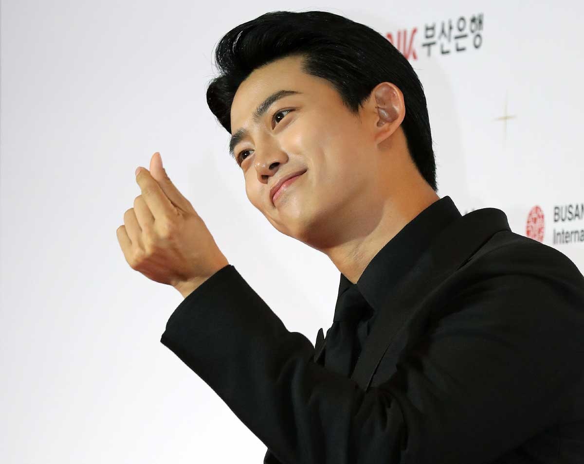옥택연, 깜찍이 미소. 배우 옥택연이 지난 2022년 부산 해운대구 시그니엘 부산 호텔에서 열린 31회 부일영화상 핸드프린팅 및 레드카펫 행사에 참석해 포즈를 취하고 있다. / 뉴스1
