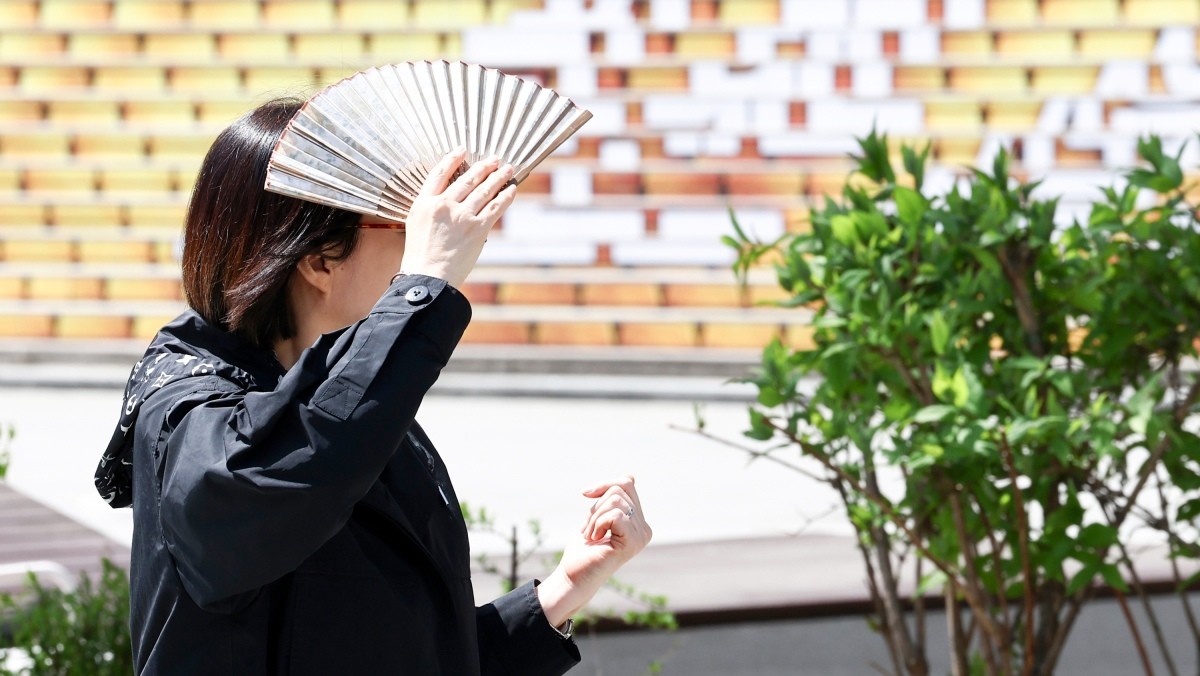 울 종로구 광화문광장에서 시민들이 발걸음을 옮기고 있다. 기사의 이해를 돕기 위한 사진 / 뉴스1