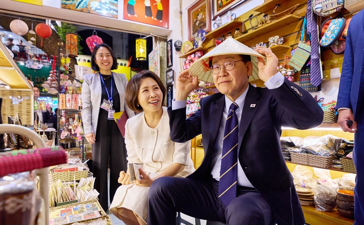 청와대는 24일 SNS에 베트남을 국빈 방문 중인 이재명 대통령과 김혜경 여사가 23일(현지 시각) 저녁 하노이 호안끼엠 호수 인근 구시가지를 깜짝 방문해 산책하는 모습을 공개했다.     이 대통령을 마주친 현지 주민들은 한국어로 '안녕하세요' '반갑습니다'라고 인사하거나 '웰컴 투 베트남'이라고 외치며 이 대통령 부부를 반갑게 맞이했다고 안귀령 청와대 부대변인이 서면 브리핑을 통해 전했다.      이 대통령 부부도 베트남어로 '안녕하세요'를 뜻하는 '신짜오'로 화답하고 악수와 하이 파이브를 하는 등 현지 주민들과 교감을 이어갔다.      / 청와대 제공