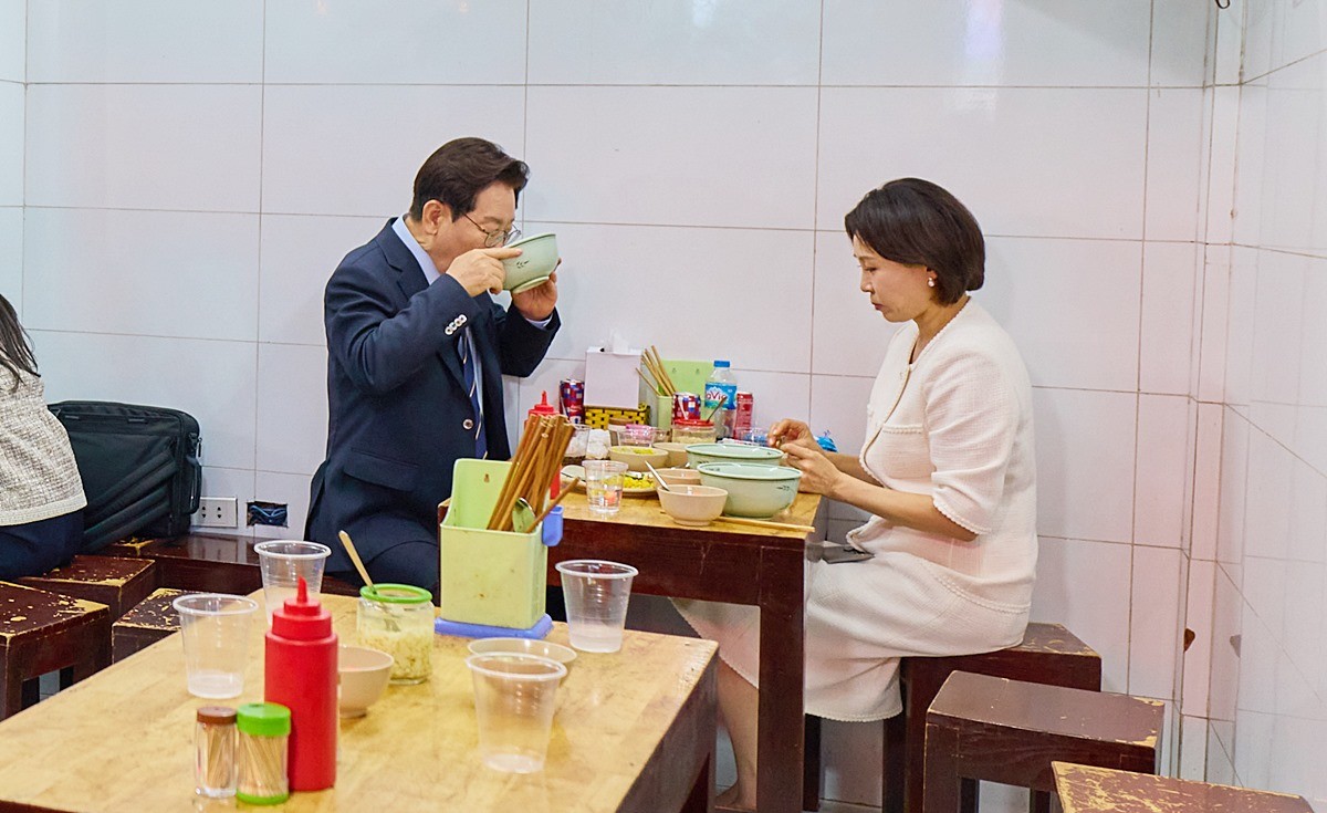 베트남 하노이 현지 식당에서 식사하는 이재명 대통령과 김혜경 여사. 베트남을 국빈 방문한 이 대통령은 23일(현지 시각) 부인 김혜경 여사와 함께 베트남 하노이 호안끼엠 호수 인근 구시가지를 산책하면서 현지 주민들을 만났다.     / 청와대 제공