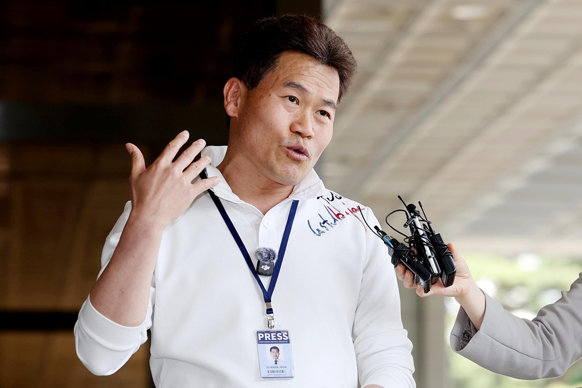 한국사 강사 출신 보수 유튜버 전한길 씨가 13일 사전 구속영장 청구와 관련한 조사를 앞두고 서울중앙지검 앞에서 입장을 밝히고 있다. 전 씨는 이재명 대통령과 이준석 개혁신당 대표에 대한 명예훼손 혐의를 받는다. / 뉴스1