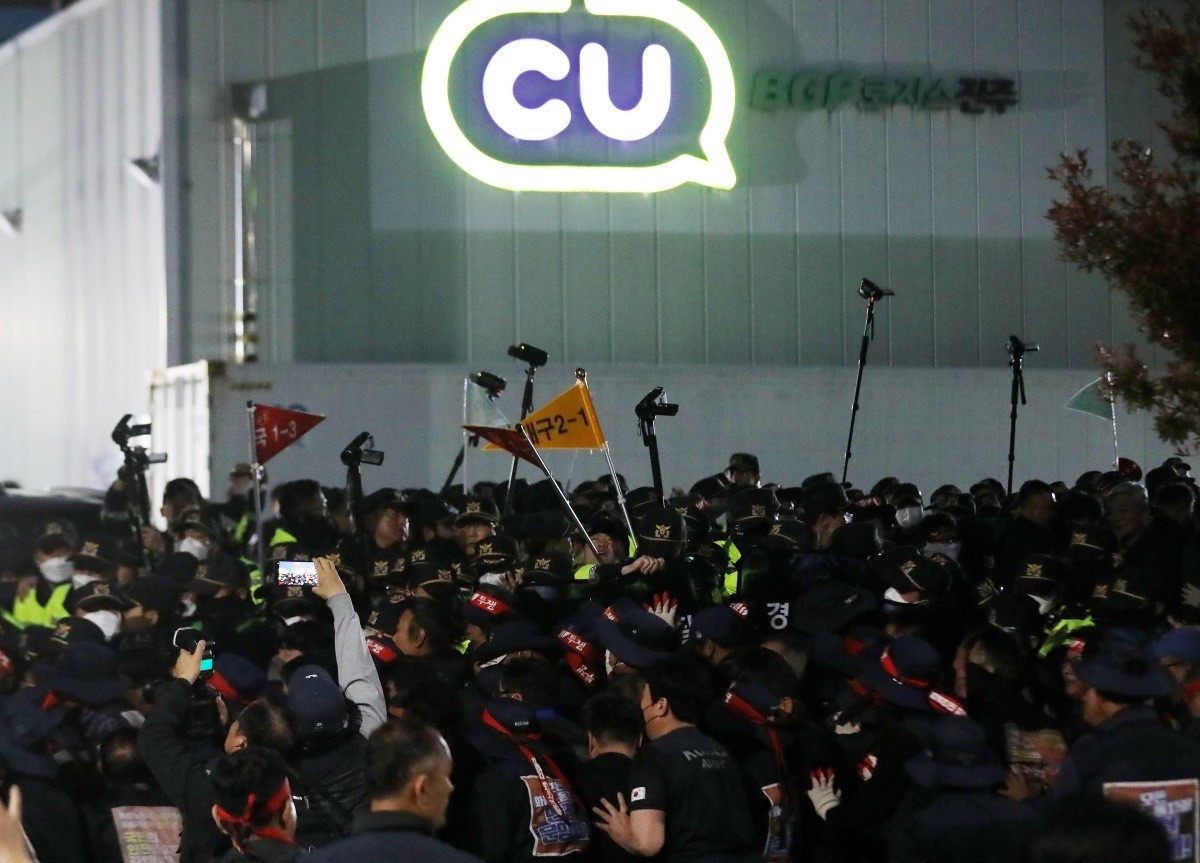 지난 20일 경남 진주시 정촌면 CU 진주물류센터 앞에서 진입을 시도하는 화물연대 노조원들을 경찰이 막아서고 있다. 이날 현장에서는 화물차와 집회 참가자 3명이 충돌해 1명이 숨지고 2명이 다치는 사고가 발생했다. / 뉴스1