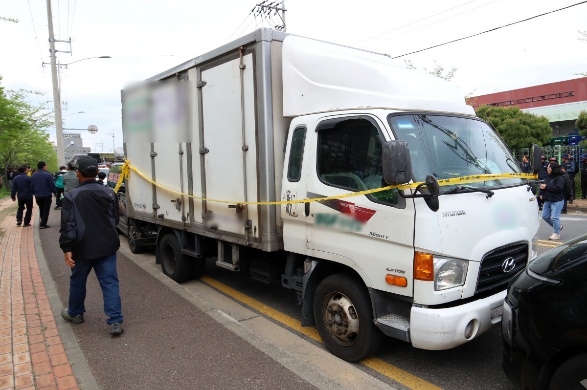 화물연대 노조원 충돌한 2.5톤 탑차. 지난 20일 경남 진주시 정촌면 CU 진주물류센터 앞에 집회에 참가한 화물연대 노조원들을 충돌한 2.5톤 탑차가 보이고 있다 / 뉴스1