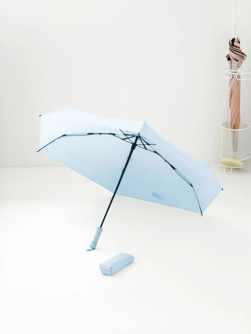 강한 자외선과 직사광선을 차단해주는 암막 우양산으로, 한국 여름철 필수 아이템으로 자리 잡은 제품이다. / 다이소 공식 홈페이지