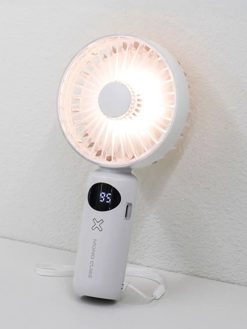 여름철 필수템으로 꼽히는 휴대용 LED 핸디 선풍기 모습으로, 강한 바람과 배터리 표시 기능까지 갖춰 외출 시 간편하게 사용할 수 있다. / 다이소 공식 홈페이지