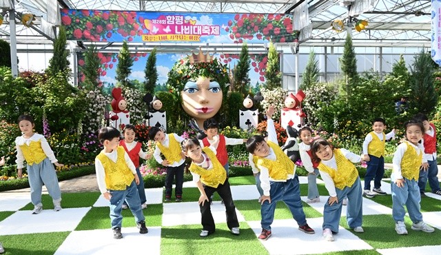 함평군은 24일 엑스포공원 나비·곤충 생태관 일원에서 ‘제28회 함평나비대축제’ 개장을 기념하는 나비날리기 행사를 개최했다.이날 어린이집 원아들의 율동 공연 순으로 진행되며 축제 분위기를 한껏 끌어올렸다. / 노해섭 기자