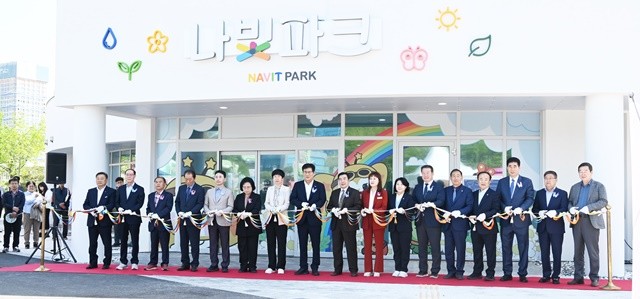 함평군은 24일 엑스포공원 나비·곤충 생태관 일원에서 ‘제28회 함평나비대축제’ 개장을 기념하는 나비날리기 행사를 개최했다.  이날 이상익 함평군수등 참석자들이 나빛파크 개장식에서 테이프 커팅식을 하고 있다. / 노해섭 기자