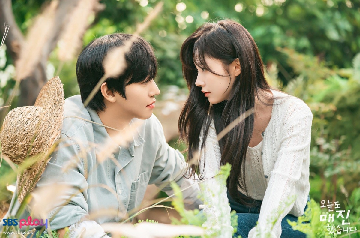 '오늘도 매진했습니다'에서 로맨스 연기를 선보이는 안효섭과 채원빈 / SBS