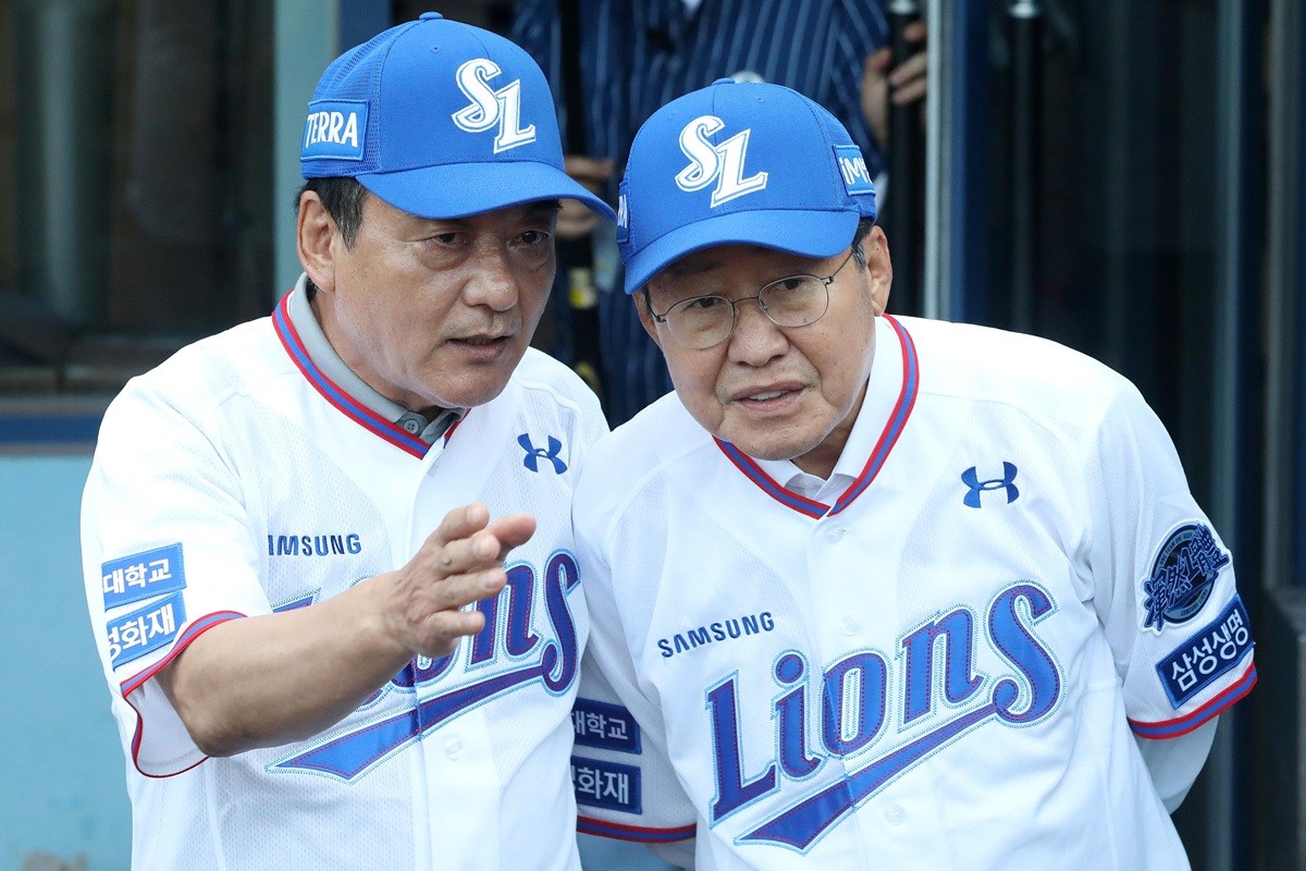 2022년 8월 12일 홍준표 대구시장(오른쪽)과 이만규 대구시의회 의장이 대구 삼성라이온즈파크에서 열린 프로야구 KIA 타이거즈와 삼성 라이온즈의 경기에서 시구·시타를 준비하고 있다. / 뉴스1