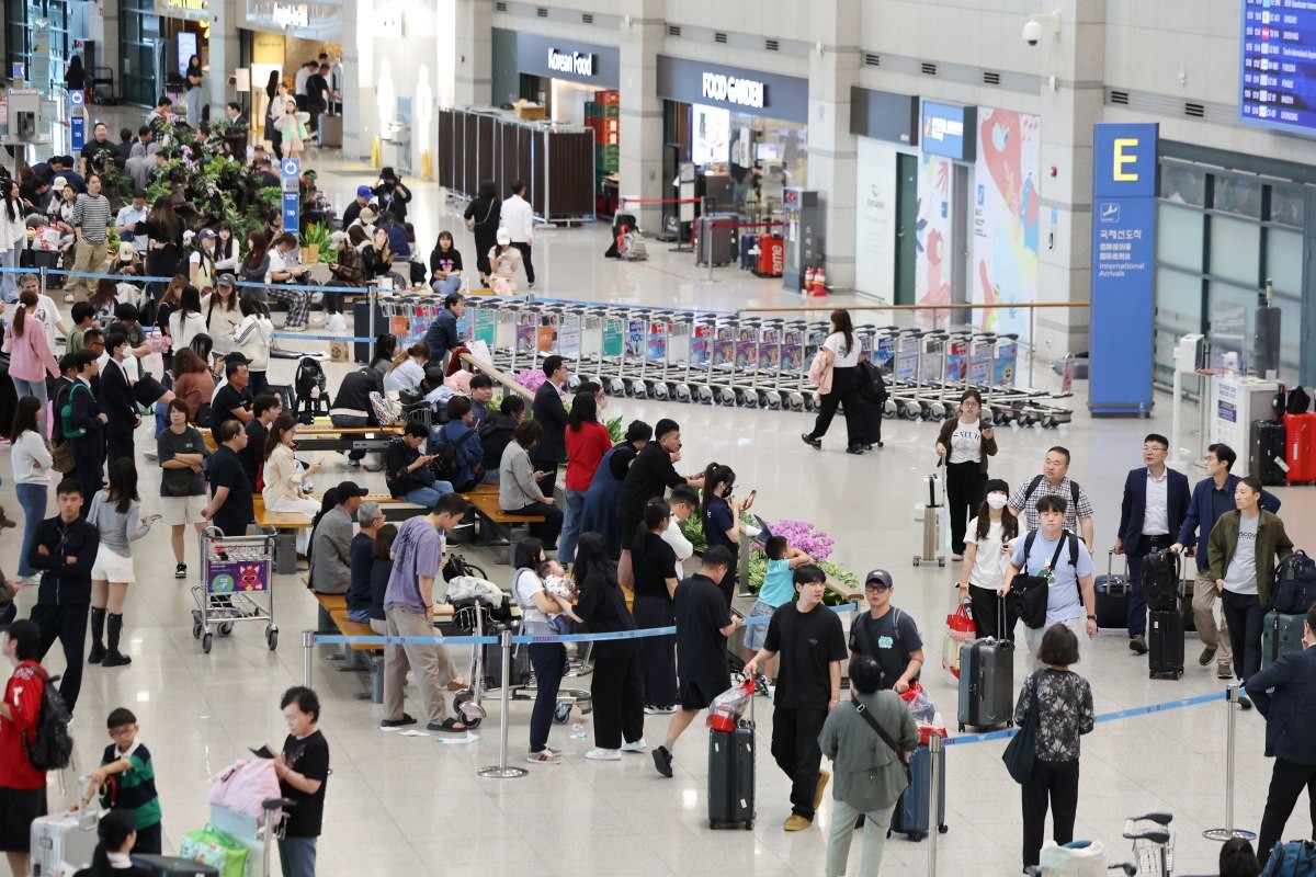 중국인 관광객으로 북적이는 인천공항 / 뉴스1