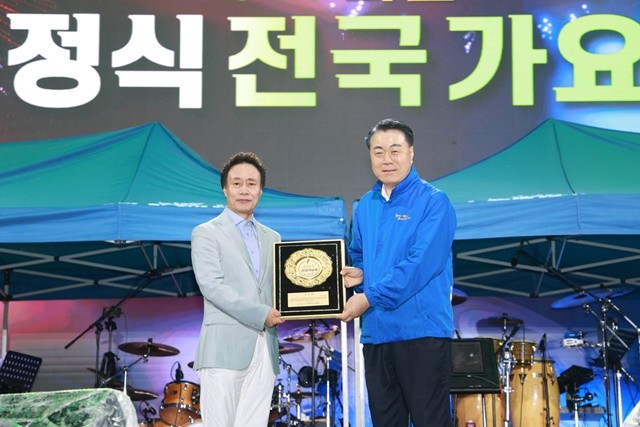 공정식 작곡가(왼쪽)와구복규 화순군수가 기념사진을 촬영하고 있다. / 회순군