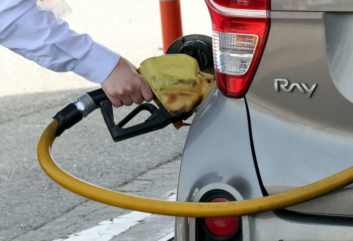 차에 주유하는 시민. 자료사진. / 뉴스1