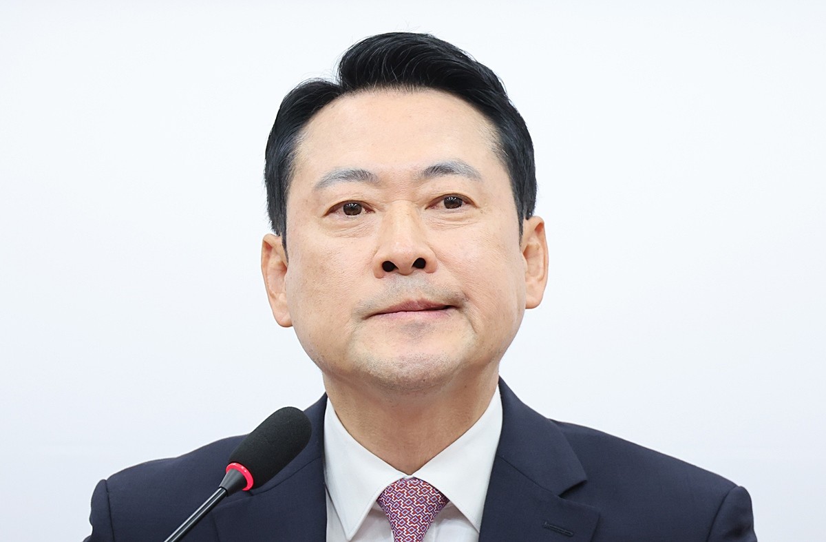 장동혁 국민의힘 대표가 24일 서울 여의도 국회에서 열린 현안 관련 브리핑에서 취재진의 질의를 듣고 있다. 장동혁 대표는 이날 당 일각에서 제기된 사퇴 요구에 대한 입장을 묻자 '지지율과 관련, 제 거취 내지 사퇴에 대한 얘기가 있는데 지선(지방선거)이 40일 남았다'라며 '지선을 40일 앞둔 시점에 당 대표에서 물러나는 것이 당 대표로서의 책임을 진정 다하는 것인지, 그것이 진정 지선 승리에 도움되는 것인지 여러 고민하겠다'라고 말했다.     / 뉴스1