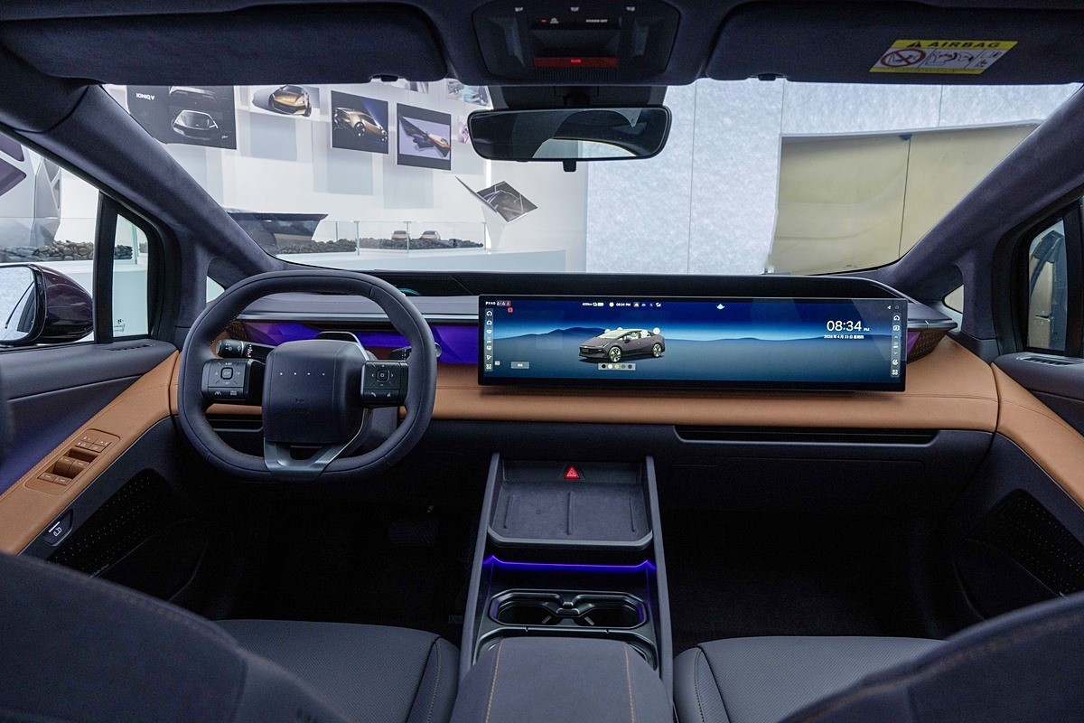 현대차 신차 '아이오닉V' 실내 모습. 현대차는 24일 중국국제전람센터 순의관에서 열린 베이징 국제모터쇼(오토차이나 2026)에서 신차 '아이오닉V'를 세계 최초로 공개했다.      '아이오닉V'는 지난 10일 공개된 콘셉트카 '비너스 콘셉트'의 양산형 모델이다. 중국 업체들과의 기술 협업을 통해 현지에 최적화한 플랫폼과 배터리가 적용됐다고 현대차는 설명했다.       / 현대자동차 제공