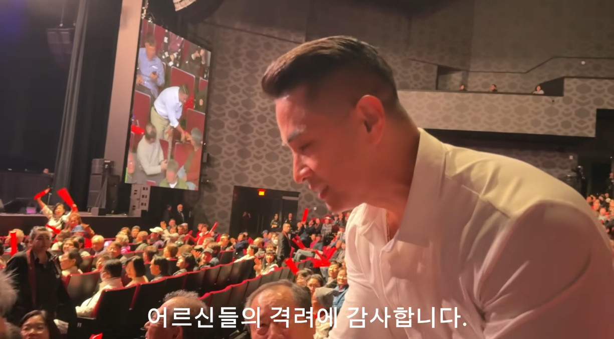 관객들의 환대에 눈물을 보인 유승준 / 유튜브 '유승준'