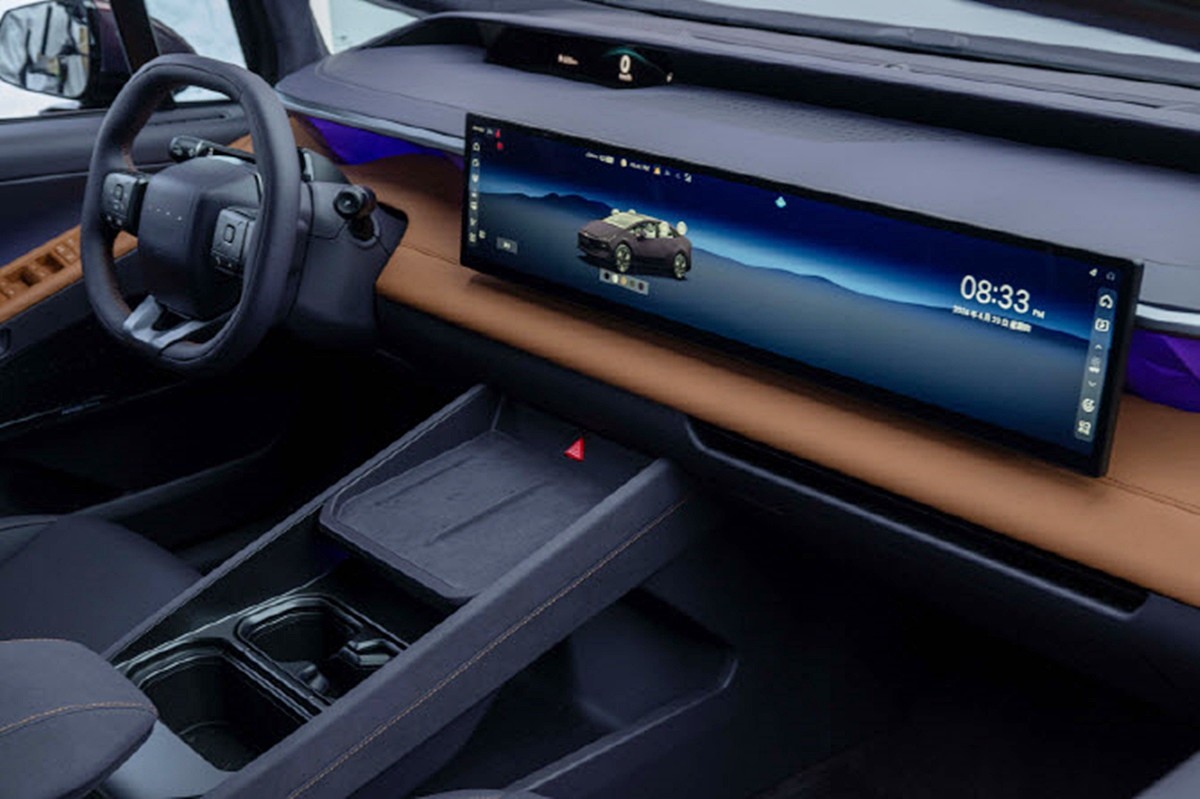 현대차 신차 '아이오닉V' 실내 모습. 현대차는 24일 중국국제전람센터 순의관에서 열린 베이징 국제모터쇼(오토차이나 2026)에서 신차 '아이오닉V'를 세계 최초로 공개했다.      '아이오닉V'는 지난 10일 공개된 콘셉트카 '비너스 콘셉트'의 양산형 모델이다. 중국 업체들과의 기술 협업을 통해 현지에 최적화한 플랫폼과 배터리가 적용됐다고 현대차는 설명했다.    / 현대자동차 제공