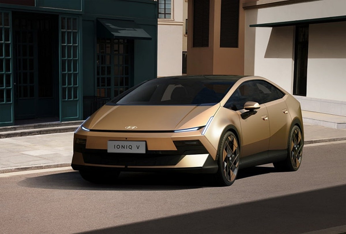 현대차 신차 '아이오닉V'. 현대차는 24일 중국국제전람센터 순의관에서 열린 베이징 국제모터쇼(오토차이나 2026)에서 신차 '아이오닉V'를 세계 최초로 공개했다.      '아이오닉V'는 지난 10일 공개된 콘셉트카 '비너스 콘셉트'의 양산형 모델이다. 중국 업체들과의 기술 협업을 통해 현지에 최적화한 플랫폼과 배터리가 적용됐다고 현대차는 설명했다.    / 현대자동차 제공