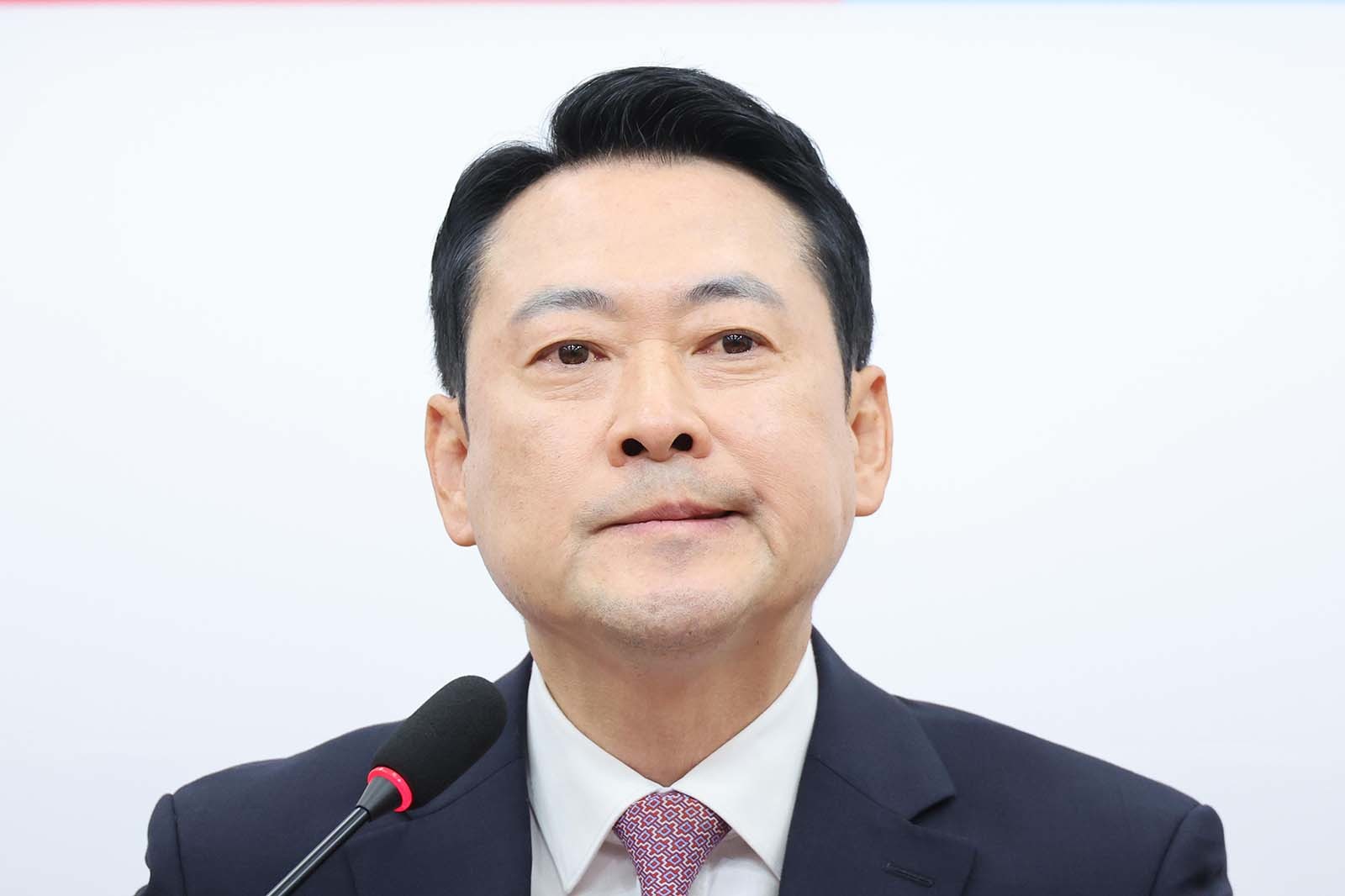 장동혁 국민의힘 대표가 24일 서울 여의도 국회에서 열린 현안 관련 브리핑에서 취재진의 질의를 듣고 있다. / 뉴스1