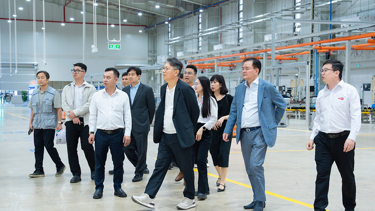 곽재선 KGM회장이 베트남 KD 파트너사 푸타(FUTA)그룹의 킴롱모터 현지 생산 현장을 둘러보고 있다. / KG 모빌리티