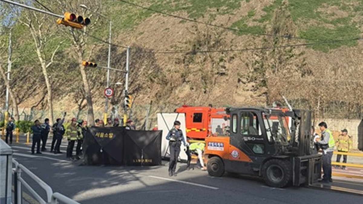 24일 오전 서울 양천구 목동의 한 도로에서 발생한 지게차 사망 사고 / 연합뉴스
