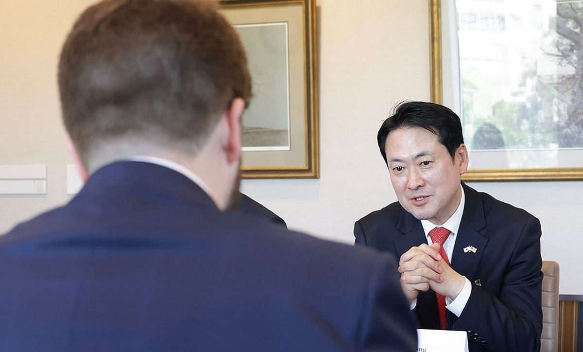 미국 국무부 차관 비서실장(뒷모습 남성)과 면담하는 장동혁 국민의힘 대표. 장동혁 대표가 최근 미국 방문 기간 만난 미국 국무부 인사는 사라 로저스 공공외교 담당 차관의 비서실장인 개빈 왁스인 것으로 확인됐다고 연합뉴스가 24일 전했다. 보도에 따르면 국무부 대변인은 23일(현지 시각) 연합뉴스에 '(국민의힘) 방문단의 요청에 따라 장 대표와 그의 대표단은 개빈 왁스 공공외교 차관 비서실장과 만났다'라고 밝혔다. 당시 왁스 비서실장은 이 자리에서 국무부의 공공외교 노력에 대해 강조했다고 미국 국무부는 설명했다. / 국민의힘-연합뉴스