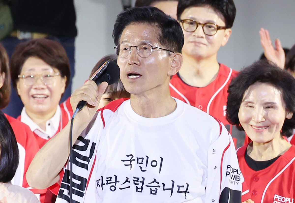 김문수 전 국민의힘 대선 후보 자료 사진. 김문수 전 대선 후보(전 고용노동부 장관)가 1심에서 벌금형을 선고받았다. 서울중앙지법 형사합의35부(백대현 부장판사)는 24일 공직선거법 위반 혐의로 기소된 김 전 후보에게 벌금 50만 원을 선고했다. 검찰은 지난 2일 결심 공판에서 김 전 후보에 대해 벌금 100만 원을 구형했다. / 연합뉴스