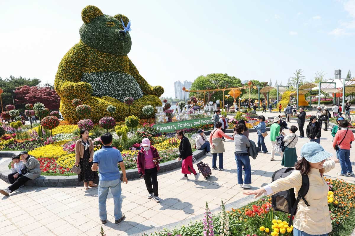 경기 고양시 일산동구 일산호수공원에서 열린 '2025 고양 국제꽃박람회'를 찾은 시민들이 봄나들이를 즐기고 있다. / 뉴스1