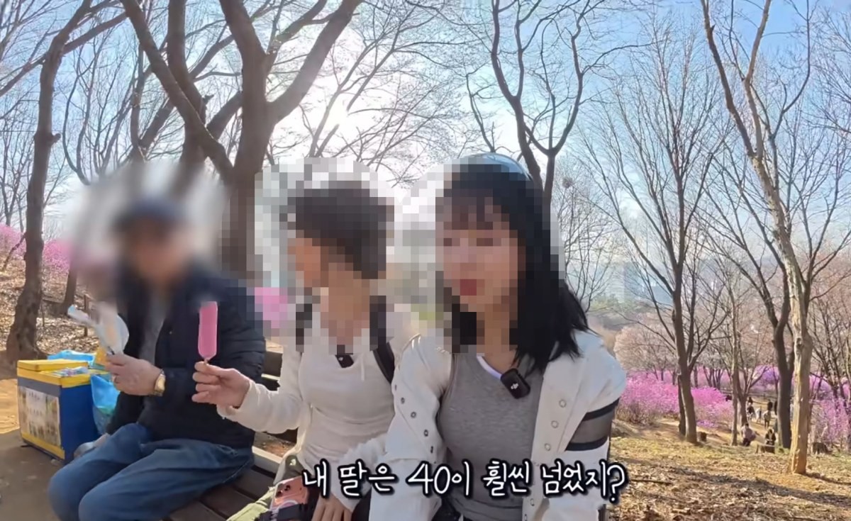 등산 중 여성들에게 말을 거는 노인의 모습이 담긴 영상 장면. 유튜브 ‘산 속에 백만송희’ 캡처