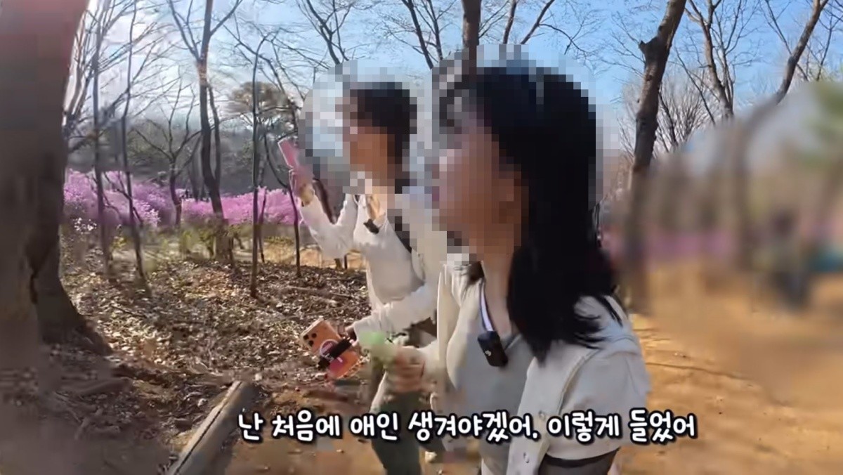 등산 중 여성들에게 말을 거는 노인의 모습이 담긴 영상 장면. 유튜브 ‘산 속에 백만송희’ 캡처