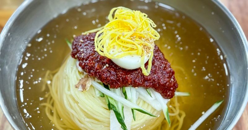 밀가루로 만든 부산 밀면 밀면냉면 한 그릇에 식육수를 비롯해 여름철 한국인이 가장 좋아하는 음식도 함께 나왔다    / 셔터스톡