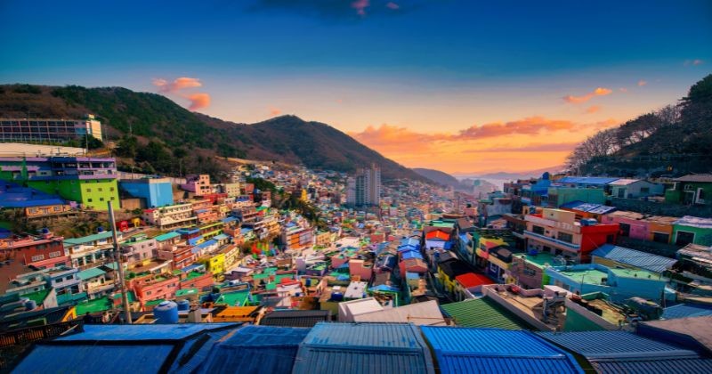 대한민국 부산시 일몰의 감천문화마을. / 셔터스톡