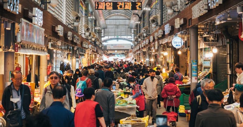 서울, 대한민국 - 2023년 4월 8일  푸드 마켓 홀 인물이 몰려 있는 로컬 샵 / 셔터스톡