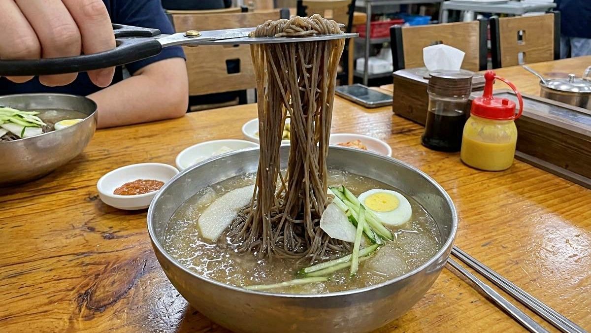 '외국인들이 한국 식당 방문해서 놀라는 뜻밖의 물건?!' 기사 내용 토대로 AI툴 활용해 제작한 자료사진.