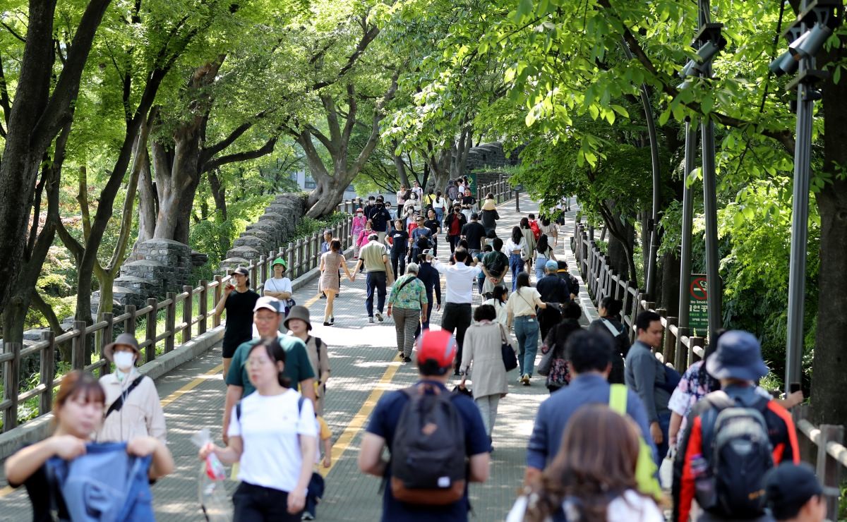 등산로와 등산객들 이미지 / 뉴스1