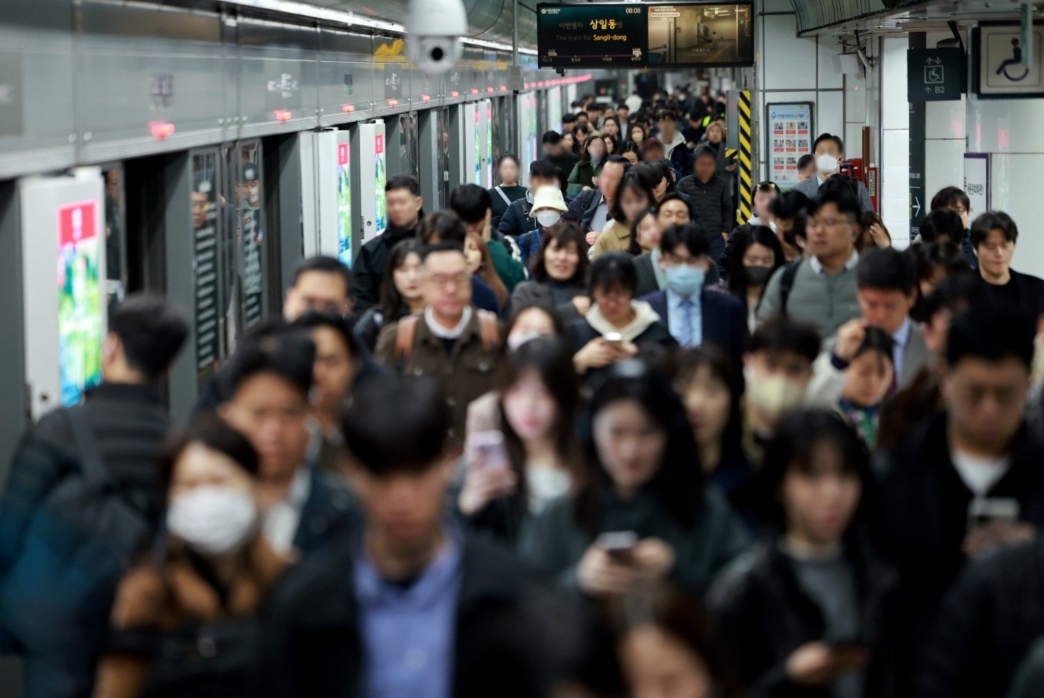 출근 시간대 지하철 내부 모습. / 뉴스1