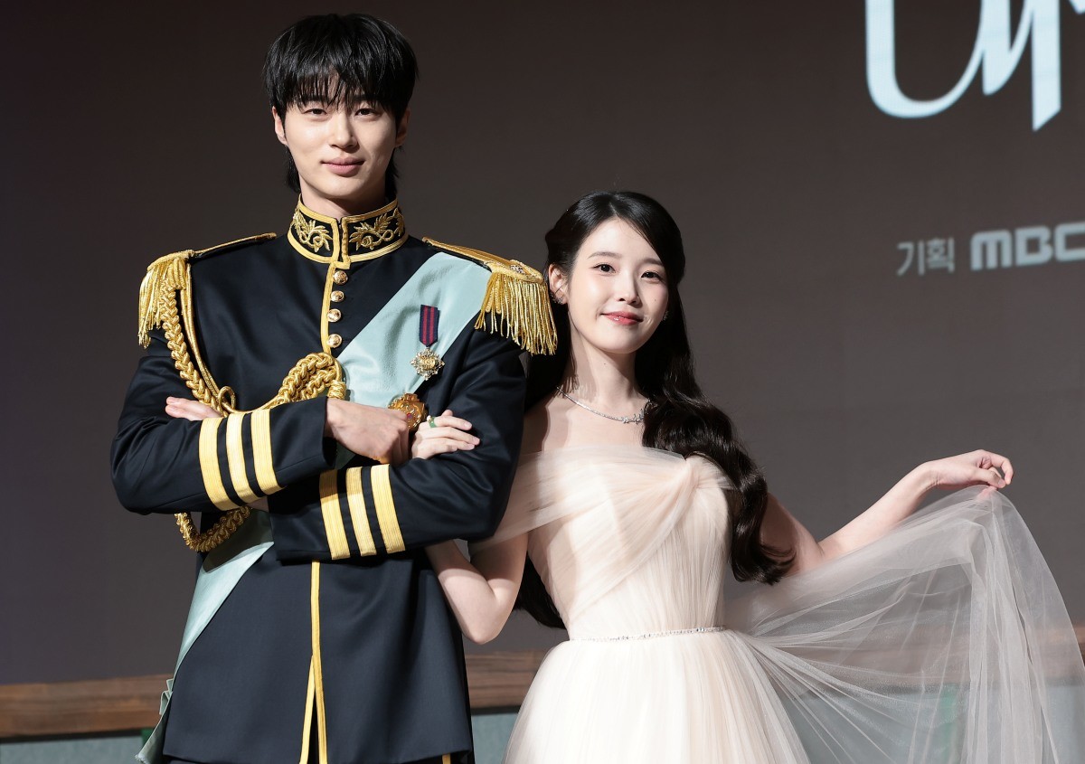 지난 6일 제작발표회 참석한 변우석과 아이유 / 뉴스1