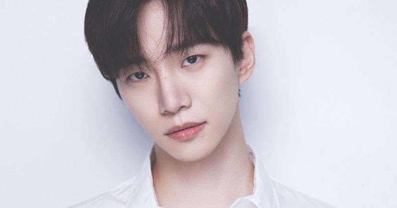 Lee Junho Posing For a Photo / JYP Entertainment