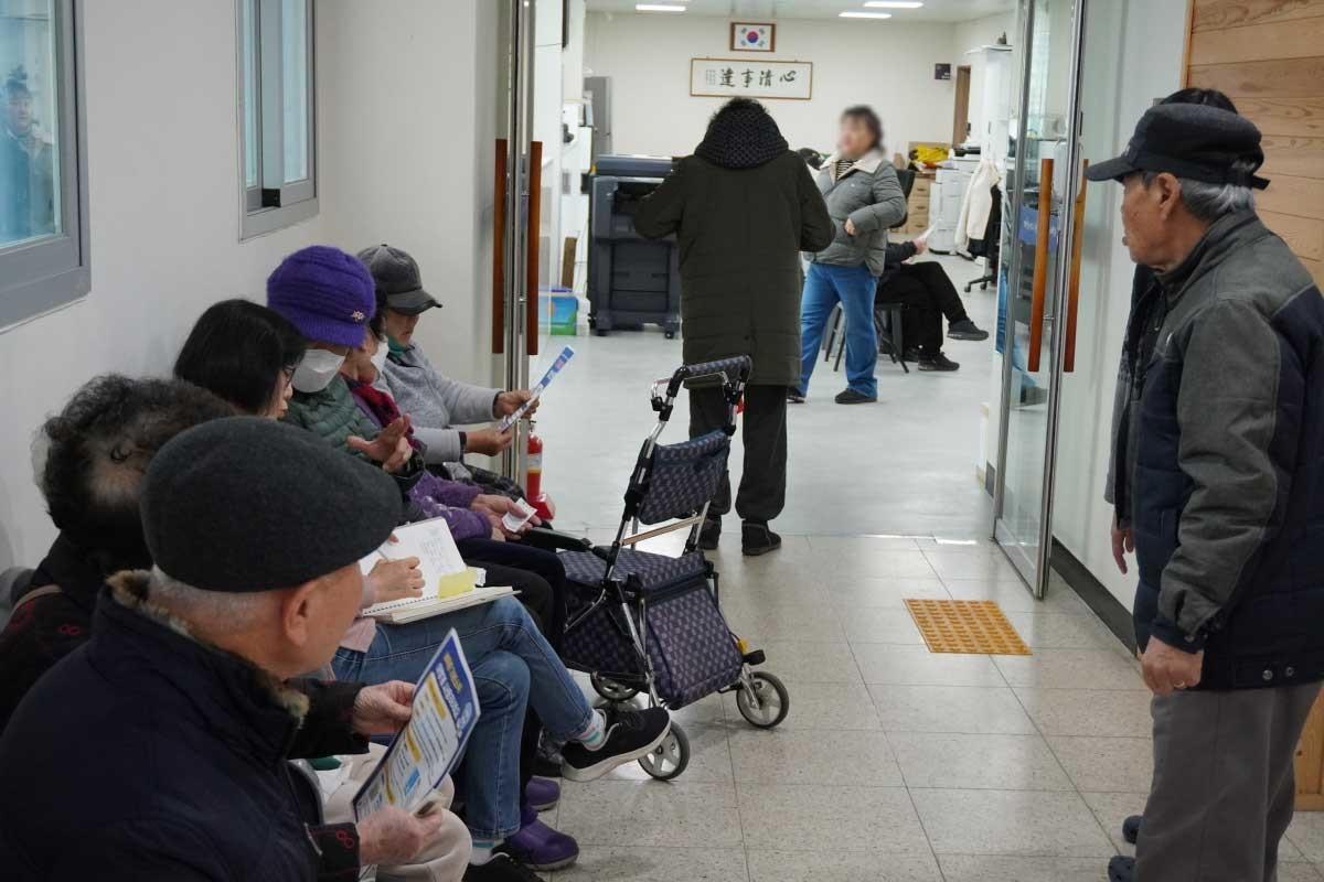 농어촌 기본소득 지급 받기 위해 줄 선 주민들. 지난 2월 충남 청양군 청양읍 행정복지센터에서 주민들이 농어촌 기본소득을 지급받기 위해 대기하고 있다. / 뉴스1