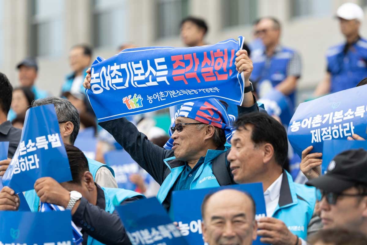 지난 2025년 9월 서울 여의도 국회에서 열린 ‘농어촌 기본소득 입법 촉구 500인 기자회견’에서 참가자들이 관련 법 제정을 요구하고 있다. 당시 발의된 농어촌 기본소득 법안은 농어촌 읍·면 지역에 1년 이상 거주한 주민에게 월 30만 원 수준의 기본소득을 단계적으로 지급하는 내용을 담고 있었다. / 뉴스1